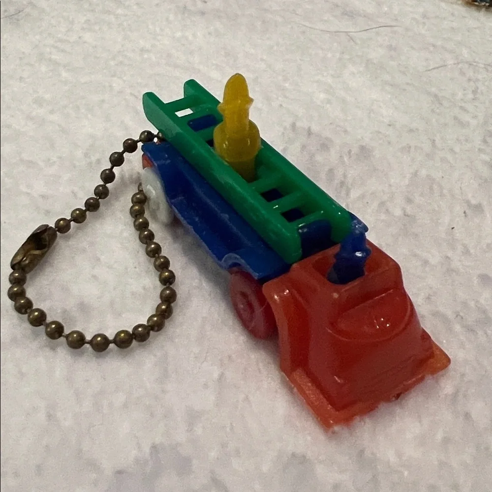 VINTAGE Lionel Fire Engine PUZZLE PLASTIC KEY CHAIN KEYCHAIN RING